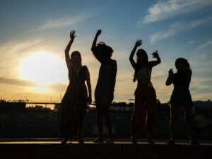 Gruppe von Menschen tanzt ausgelassen und fröhlich in entspannter Atmosphäre bei 'Tanz dich frei...' in Schupfart. Anmeldung Brot Backkurse